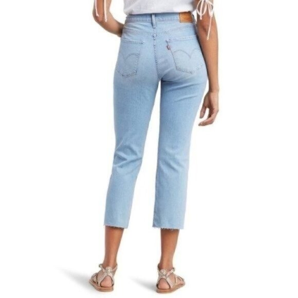 NWT Levis Light Blue Wash Curvy Straight Leg Distressed Cropped Jeans Size 28 - Picture 8 of 8